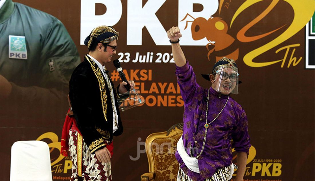 PKB menggelar pertunjukan ketoprak humor dalam rangka Harlah PKB ke-22 di Kantor DPP PKB, Jakarta, Jumat (24/7). Acara tersebut diperankan oleh Hanif Dhakiri, Ida Fauziyah, Cucun A Syamsurijal, Fathan Subchi, Anggia Ermarini, Iman Syukri, Faisol Riza, Bambang Susanto sedangkan untuk bintang tamu Kirun, Marwoto Kewer, Chika Jessica, Anya Dwinov dan hadirin Ketum PKB Muhaimin Iskandar pengurus PKB. - JPNN.com