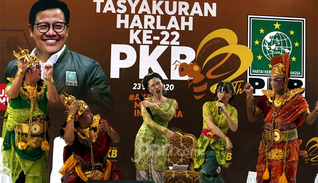 PKB menggelar pertunjukan ketoprak humor dalam rangka Harlah PKB ke-22 di Kantor DPP PKB, Jakarta, Jumat (24/7). Acara tersebut diperankan oleh Hanif Dhakiri, Ida Fauziyah, Cucun A Syamsurijal, Fathan Subchi, Anggia Ermarini, Iman Syukri, Faisol Riza, Bambang Susanto sedangkan untuk bintang tamu Kirun, Marwoto Kewer, Chika Jessica, Anya Dwinov dan hadirin Ketum PKB Muhaimin Iskandar pengurus PKB. - JPNN.com