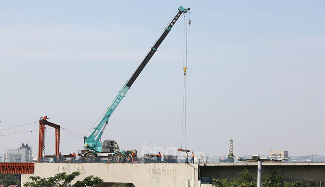 Sejumlah pekerja saat menyelesaikan proyek double double track (DDT) Manggarai-Jatinegara, Jakarta, Senin (27/7). Proyek double-double track (DDT) atau jalur rel dwiganda ditargetkan rampung tahun 2021. Proyek DDT itu meliputi segmen Cakung-Bekasi sepanjang 12 km dan Manggarai-Jatinegara sepanjang 3 km. - JPNN.com