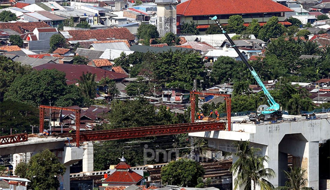 Sejumlah pekerja saat menyelesaikan proyek double double track (DDT) Manggarai-Jatinegara, Jakarta, Senin (27/7). Proyek double-double track (DDT) atau jalur rel dwiganda ditargetkan rampung tahun 2021. Proyek DDT itu meliputi segmen Cakung-Bekasi sepanjang 12 km dan Manggarai-Jatinegara sepanjang 3 km. - JPNN.com