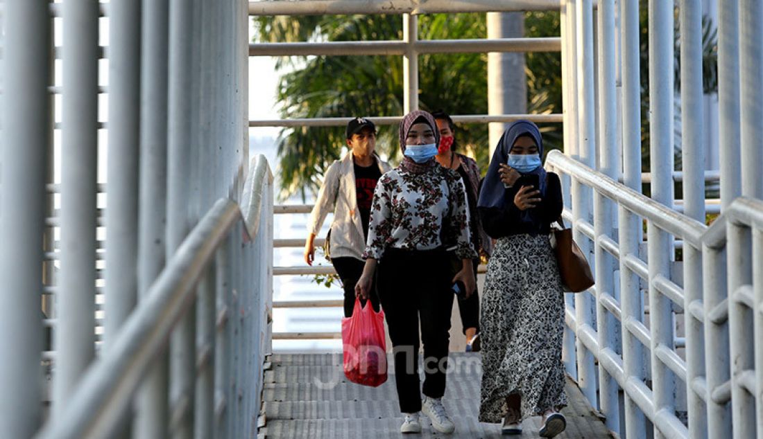 Sejumlah pekerja berjalan di kawasan Sudirman, Jakarta, Senin (27/7). Pada rilis terbaru pemerintah, angka positif corona di Indonesia bertambah 1.525 orang. Dengan tambahan ini maka jumlah kasus Covid-19 telah mencapai 100.303 orang. - JPNN.com