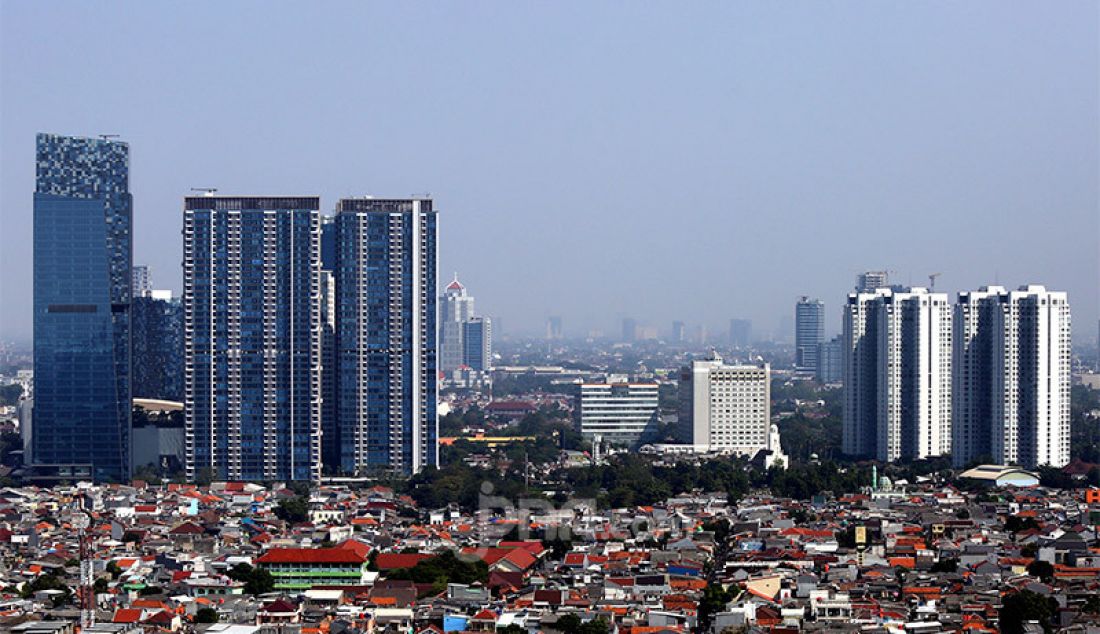 Gedung-gedung perkantoran di kawasan Jakarta, Senin (27/7). Pandemi Covid-19 membuat bisnis sewa perkantoran ikut tertekan, karena hingga akhir tahun tingkat keterisian ruang diperkirakan hanya 74 persen saja. - JPNN.com