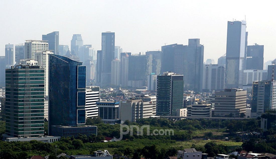 Gedung-gedung perkantoran di kawasan Jakarta, Senin (27/7). Pandemi Covid-19 membuat bisnis sewa perkantoran ikut tertekan, karena hingga akhir tahun tingkat keterisian ruang diperkirakan hanya 74 persen saja. - JPNN.com