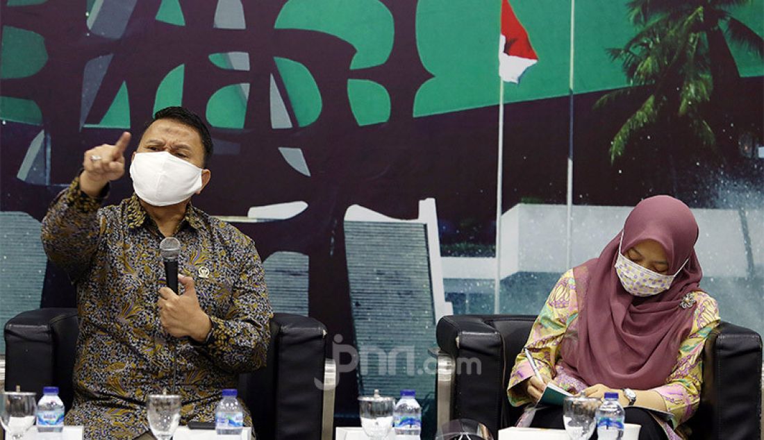 Anggota komisi II Fraksi PKS, Mardani Ali Sera dan Direktur Eksekutif Perludem Titi Anggraini saat menjadi pembicara pada diskusi Kekhawatiran Menguatnya Dinasti Politik, Jakarta, Selasa (28/7). - JPNN.com