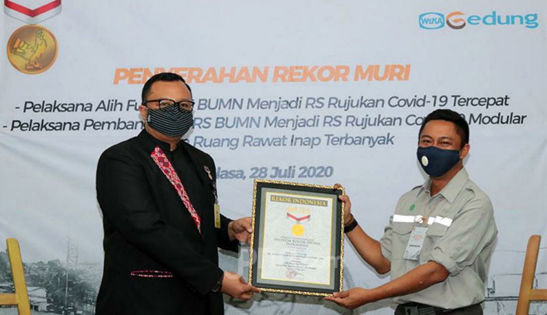 Senior Manager MURI Awan Rahargo (kiri) memberikan penghargaan kepada kepada Manajer Divisi Konstruksi 1 Kurniawan Prabawayudha di Jakarta, Selasa (28/7). WEGE memperoleh penghargaan dari Museum Rekor Dunia Indonesia (MURI) sebagai Pelaksana/kontraktor dua proyek Rumah Sakit Rujukan Covid 19 milik Pertamina. Rekor pertama sebagai Pelaksana Alih Fungsi RS BUMN menjadi RS Rujukan Covid-19 Tercepat (RS Pertamina Jaya Jakarta) dan yang kedua, Pelaksana Pembangunan RS BUMN Rujukan Covid - 19 Modular - JPNN.com