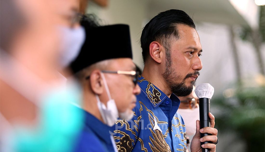 Ketum Partai Demokrat Agus Harimurti Yudhoyono memberikan keterangan pers usai melakukan pertemuan dengan Ketum PAN Zulkifli Hasan di kantor DPP PAN, Jakarta, Rabu (29/7). Pertemuan tersebut membahas sejumlah isu nasional termasuk pembahasan rencana koalisi pada Pilkada 2020. - JPNN.com