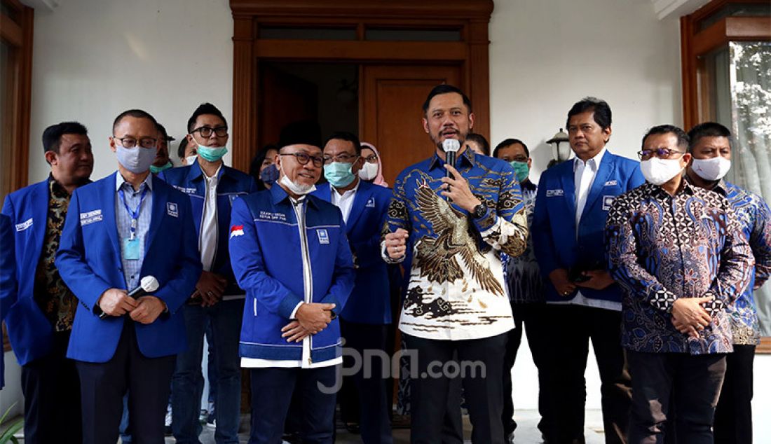 Ketum PAN Zulkifli Hasan bersama Ketum Partai Demokrat Agus Harimurti Yudhoyono memberikan keterangan pers usai melakukan pertemuan di kantor DPP PAN, Jakarta, Rabu (29/7). Pertemuan tersebut membahas sejumlah isu nasional termasuk pembahasan rencana koalisi pada Pilkada 2020. - JPNN.com