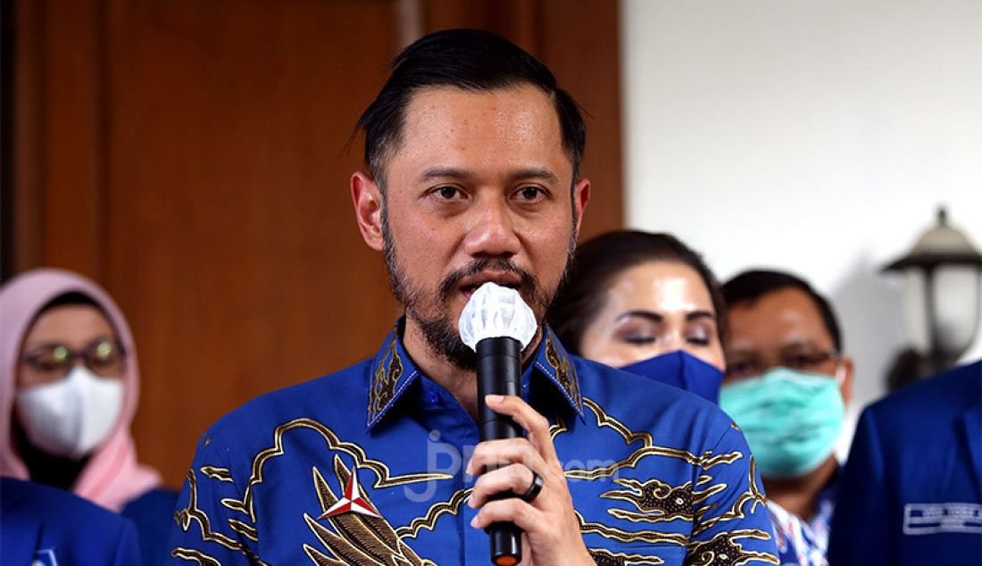 Ketum Partai Demokrat Agus Harimurti Yudhoyono memberikan keterangan pers usai melakukan pertemuan dengan Ketum PAN Zulkifli Hasan di kantor DPP PAN, Jakarta, Rabu (29/7). Pertemuan tersebut membahas sejumlah isu nasional termasuk pembahasan rencana koalisi pada Pilkada 2020. - JPNN.com