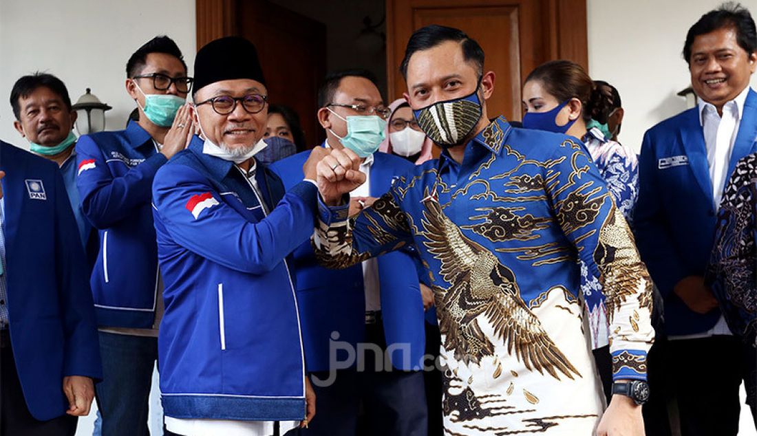 Ketum PAN Zulkifli Hasan bersama Ketum Partai Demokrat Agus Harimurti Yudhoyono melakukan salam corona usai memberikan keterangan pers di kantor DPP PAN, Jakarta, Rabu (29/7). Pertemuan tersebut membahas sejumlah isu nasional termasuk pembahasan rencana koalisi pada Pilkada 2020. - JPNN.com