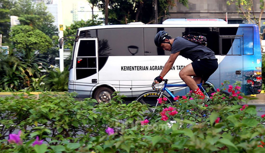 Warga bersepeda di Jalan Sudirman, Jakarta, Rabu (29/7). Pemprov DKI Jakarta memperpanjang jalur sepeda hingga Jalan Medan Merdeka Barat yang sebelumnya hanya Jalan Sudirman-Thamrin. - JPNN.com