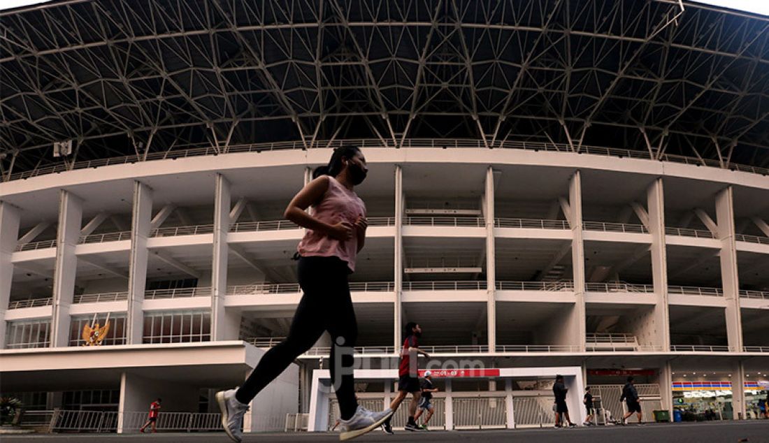 Warga saat berolahraga di Kompleks SUGBK, Jakarta, Rabu (29/7). Olahraga menjadi salah satu aktivitas yang dapat mengusir rasa jenuh, kebosanan, menjaga penuaan sel pada tubuh dan peningkatan imun pada masa pandemi. - JPNN.com