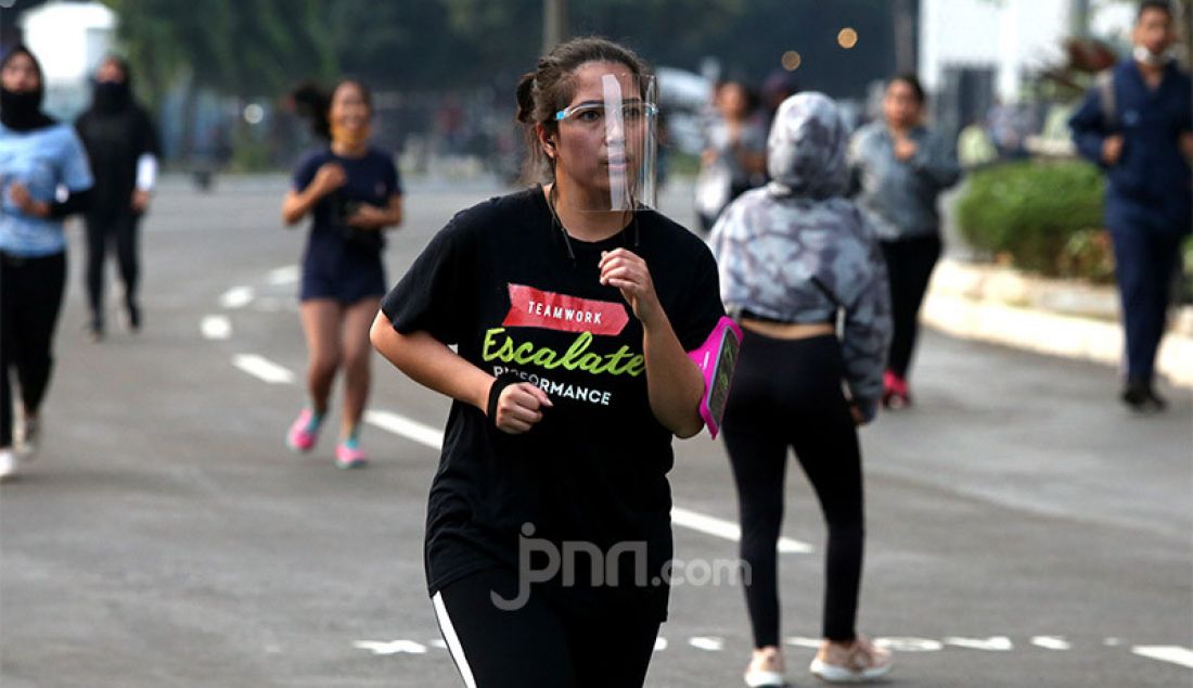 Warga saat berolahraga di Kompleks SUGBK, Jakarta, Rabu (29/7). Olahraga menjadi salah satu aktivitas yang dapat mengusir rasa jenuh, kebosanan, menjaga penuaan sel pada tubuh dan peningkatan imun pada masa pandemi. - JPNN.com