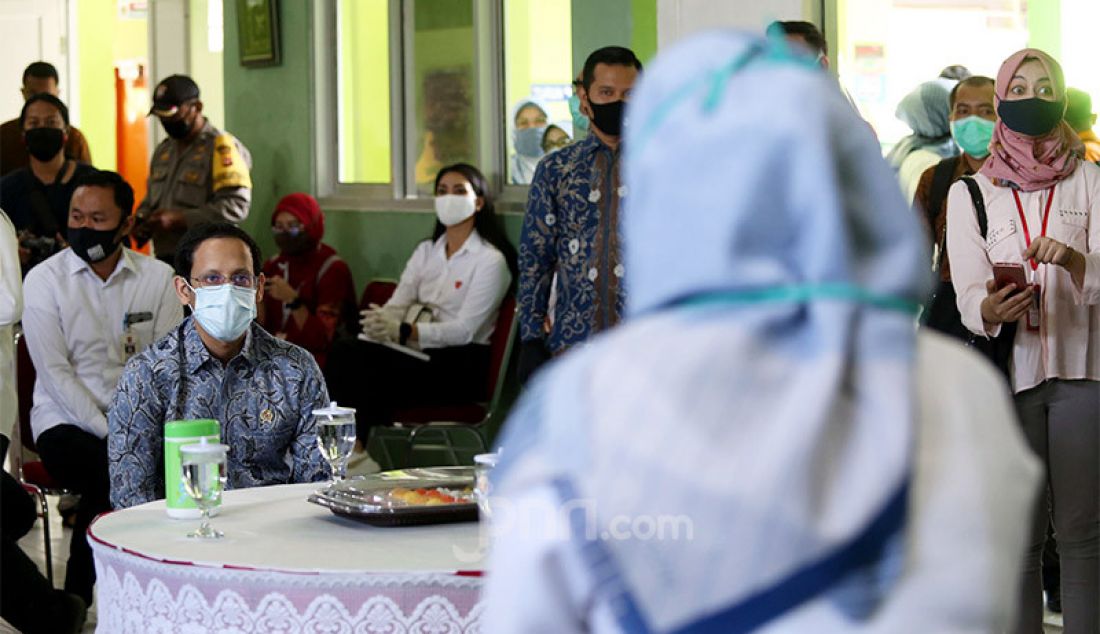 Mendikbud Nadiem Makarim mendengarkan penjelasan dari perwakilan pihak SDN Polisi 1Bogor, Jawa Barat, Kamis (30/7). Nadiem ingin melihat kesiapan sekolah dalam melakukan pembelajaran jarak jauh (PJJ) di masa new normal. - JPNN.com