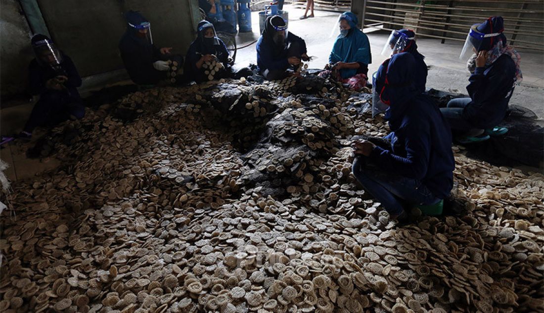 Pekerja usaha kecil menengah kerupuk Pasundan melakukan proses produksi dengan standar protokol kesehatan Covid-19 di pabrik kerupuk Pasundan Bedahan, Sawangan, Depok, Kamis (30/7). Di masa pandemi Covid-19, industri kerupuk Pasundan tidak mengalami dampak penurunan dikarenakan kerupuk ini masih banyak diminati oleh masyarakat. - JPNN.com