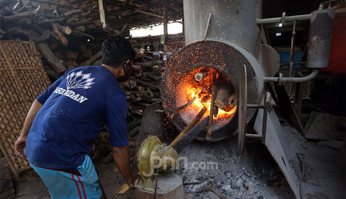 Pekerja usaha kecil menengah kerupuk Pasundan melakukan proses produksi dengan standar protokol kesehatan Covid-19 di pabrik kerupuk Pasundan Bedahan, Sawangan, Depok, Kamis (30/7). Di masa pandemi Covid-19, industri kerupuk Pasundan tidak mengalami dampak penurunan dikarenakan kerupuk ini masih banyak diminati oleh masyarakat. - JPNN.com