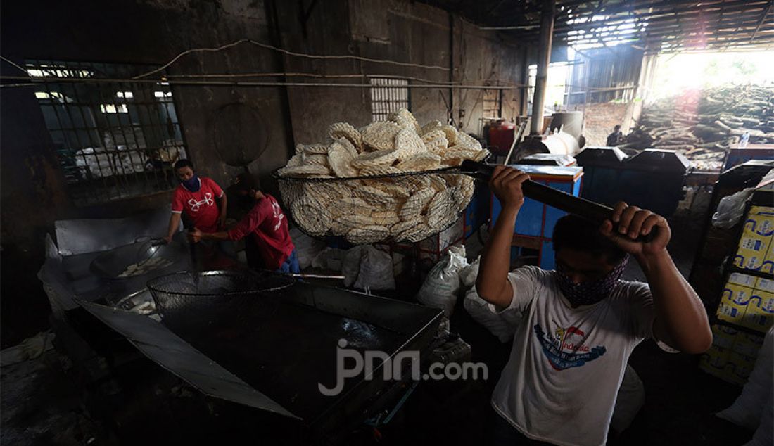 Pekerja usaha kecil menengah kerupuk Pasundan melakukan proses produksi dengan standar protokol kesehatan Covid-19 di pabrik kerupuk Pasundan Bedahan, Sawangan, Depok, Kamis (30/7). Di masa pandemi Covid-19, industri kerupuk Pasundan tidak mengalami dampak penurunan dikarenakan kerupuk ini masih banyak diminati oleh masyarakat. - JPNN.com