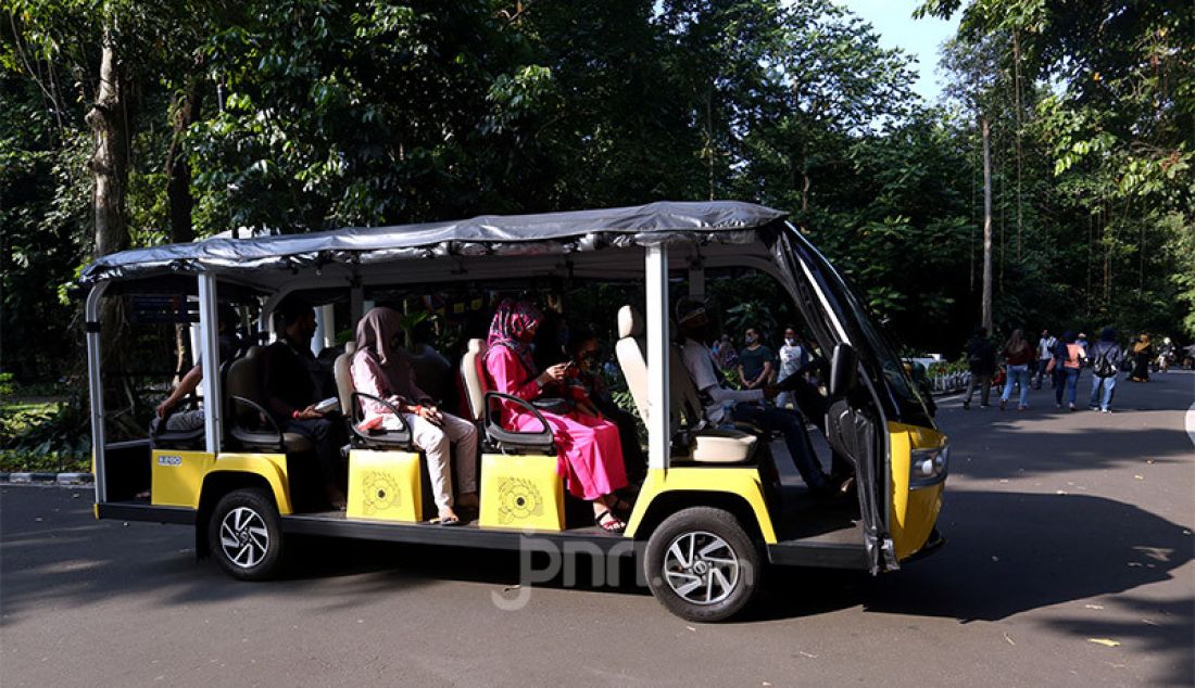 Pengunjung saat berwisata ke Kebun Raya Bogor, Jawa Barat, Sabtu (1/8). Mereka memanfaatkan libur Hari Raya Idul Adha 1441 H untuk berekreasi dan melepas penat ditengah pandemi COVID-19. - JPNN.com