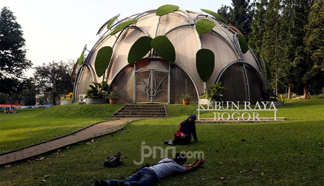Pengunjung saat berwisata ke Kebun Raya Bogor, Jawa Barat, Sabtu (1/8). Mereka memanfaatkan libur Hari Raya Idul Adha 1441 H untuk berekreasi dan melepas penat ditengah pandemi COVID-19. - JPNN.com