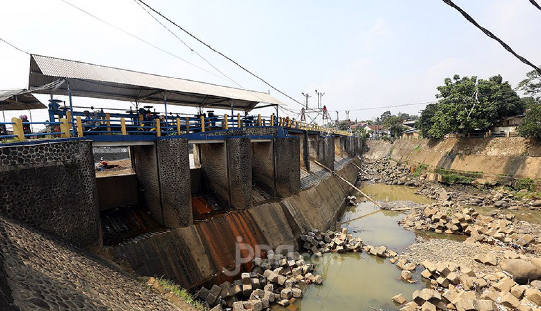 Sungai Ciliwung terlihat surut di Bendungan Katulampa, Kota Bogor, Senin (3/8). Debit air sungai Ciliwung di Bendung Katulampa, Bogor terus mengalami penyusutan sejak satu bulan terakhir di awal musim kemarau dengan kondisi aliran air hanya 100 liter per detik dan ketinggian air 0 cm. - JPNN.com