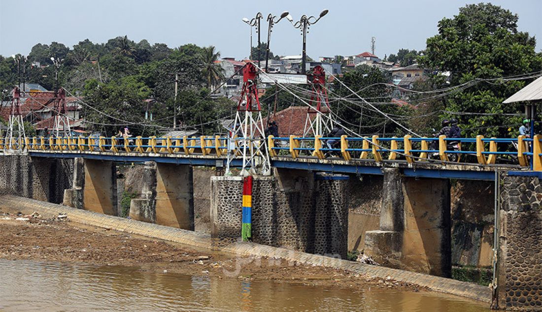 Sungai Ciliwung terlihat surut di Bendungan Katulampa, Kota Bogor, Senin (3/8). Debit air sungai Ciliwung di Bendung Katulampa, Bogor terus mengalami penyusutan sejak satu bulan terakhir di awal musim kemarau dengan kondisi aliran air hanya 100 liter per detik dan ketinggian air 0 cm. - JPNN.com