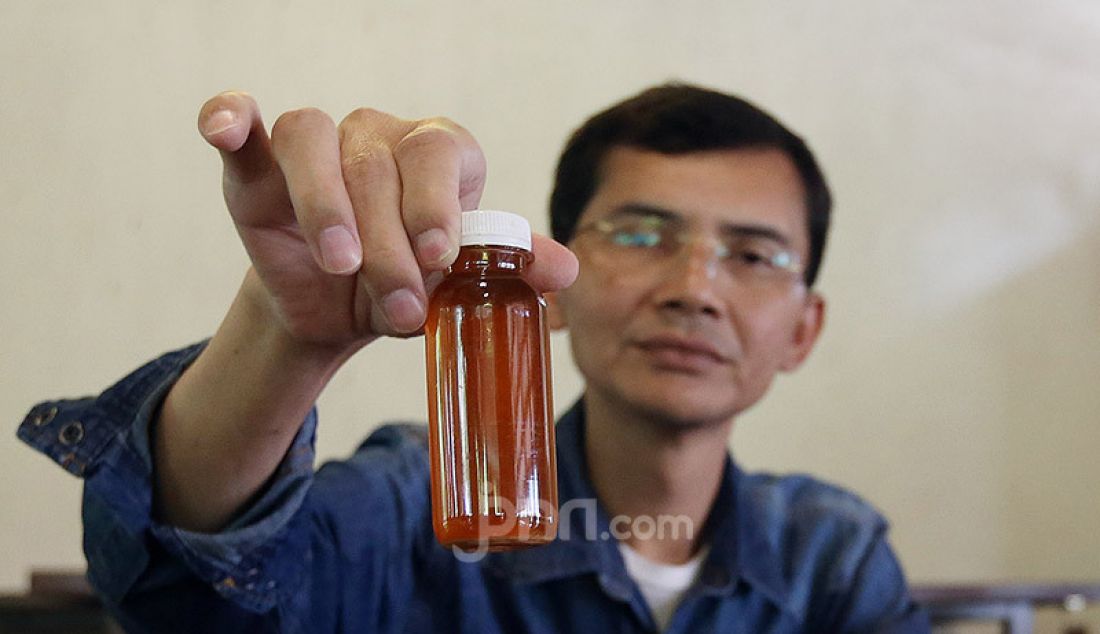 Peneliti Hadi Pranoto menunjukkan ramuan herbal untuk antibodi mencegah COVID-19, di Kota Bogor, Senin (3/8). Berdasarkan hasil penelitiannya, ramuan dari bahan-bahan herbal alami Indonesia tersebut dipercaya mampu meningkatkan antibodi dalam mencegah penyebaran COVID-19 dan akan diproduksi massal gratis. - JPNN.com
