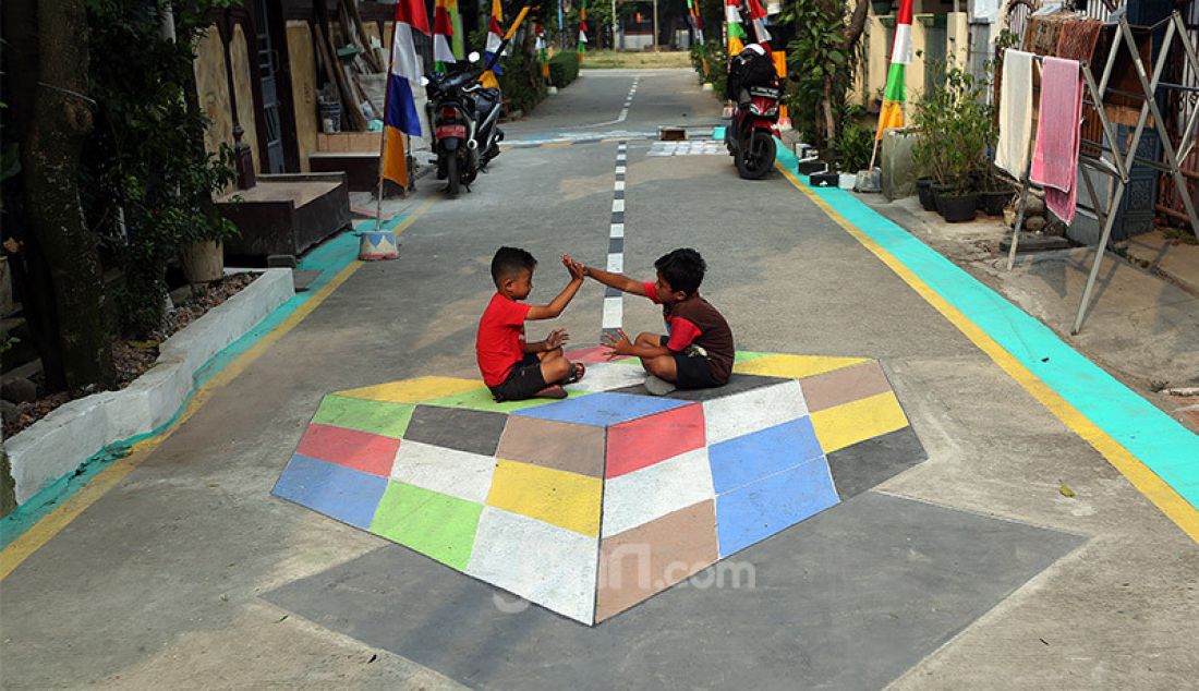 Sejumlah anak bermain diantara lukisan tiga dimensi yang dibuat oleh warga RT.03/RW.19 Perumahan Bojong Depok Baru 1, Bojonggede, Bogor, Jawa Barat, Senin (3/8). Dalam rangka menyambut HUT Kemerdekaan RI ke-75 warga Guyub Rukun berbenah memperindah lingkungan dengan kreasi melukis jalan tiga dimensi (3D) untuk “Lingkungan Indah Berwarna Menuju Indonesia Maju”. - JPNN.com