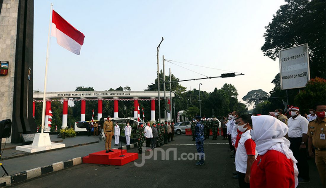Wali kota Bogor Bima Arya memimpin upacara penaikan bendera merah putih pada launching Festival Merah Putih di Tugu Kujang, Bogor, Senin (3/8). Festival ini dalam rangka menyambut HUT ke-75 Kemerdekaan RI. - JPNN.com