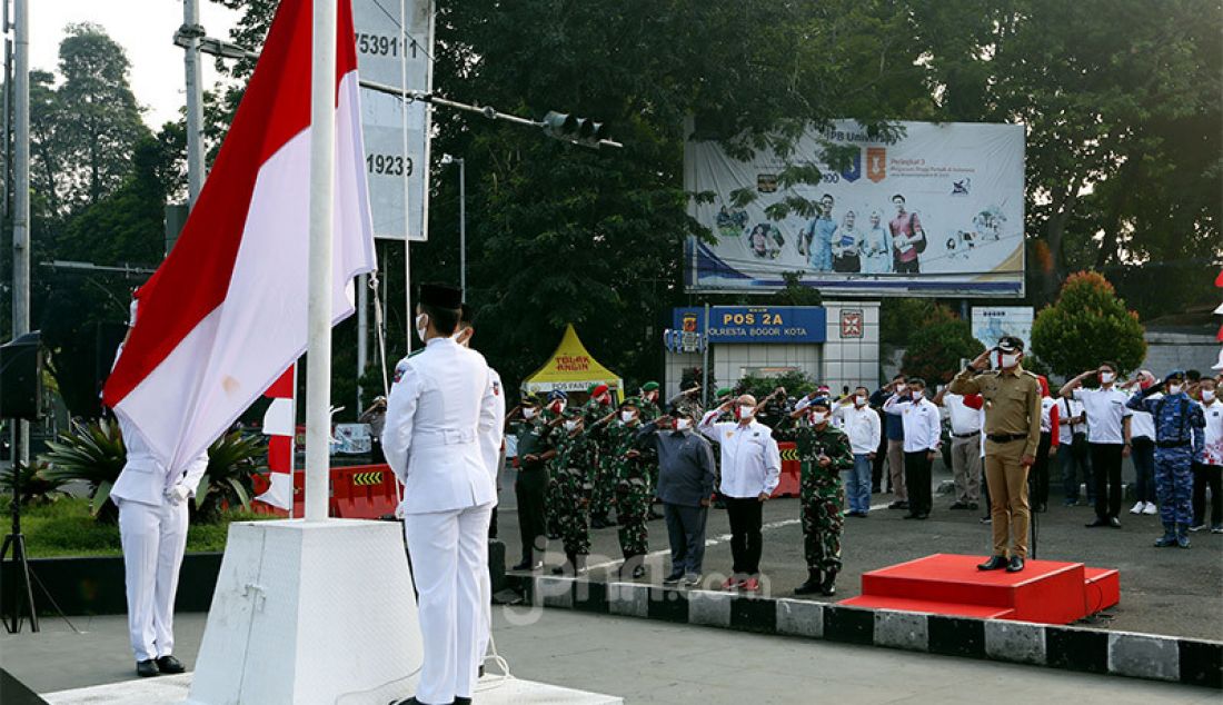 Wali kota Bogor Bima Arya memimpin upacara penaikan bendera merah putih pada launching Festival Merah Putih di Tugu Kujang, Bogor, Senin (3/8). Festival ini dalam rangka menyambut HUT ke-75 Kemerdekaan RI. - JPNN.com