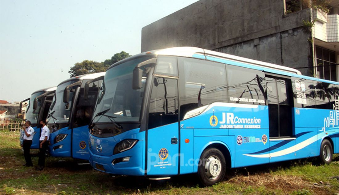 Armada bus angkutan permukiman Jabodetabek Premium (Jabodetabek Residence Connexion) saat uji coba di kawasan Stasiun Bogor, Senin (3/8). Jabodetabek Residence Connexion melayani trayek St. Bogor - St. Juanda, St. Bogor - St Manggarai, St. Bogor - St. Tebet dan sebaliknya dengan jam berangkat 05.15, 05.45, 07.30 dan sebaliknya 16.30, 17.00, 19.30. - JPNN.com