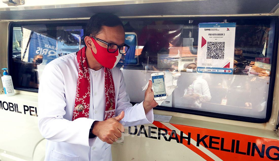 Wali Kota Bogor Bima Arya saat acara launching pembayaran PBB melalui QRIS di Kantor Bapenda Kota Bogor, Rabu (5/8). Pembayaran pajak PBB secara non tunai melalui scan QR Code Standar Pembayaran Nasional (QRIS) tersebut sebagai upaya memudahkan layanan kepada masyarakat, meningkatkan PAD Kota Bogor dan mendukung program pemerintah dalam penggunaan sistem pembayaran non tunai di masa pandemi COVID-19. - JPNN.com