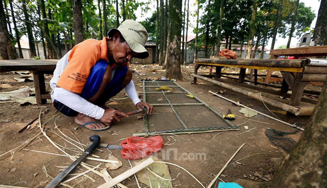 Warga memasang jaring di selokan Kampung Lauk Babakan, Kelurahan Bubulak, Kota Bogor, Rabu (5/8). Kampung tersebut merubah selokan yang dipenuhi sampah menjadi tempat untuk budidaya ikan dan sayur-sayuran agar dapat dimanfaatkan. - JPNN.com