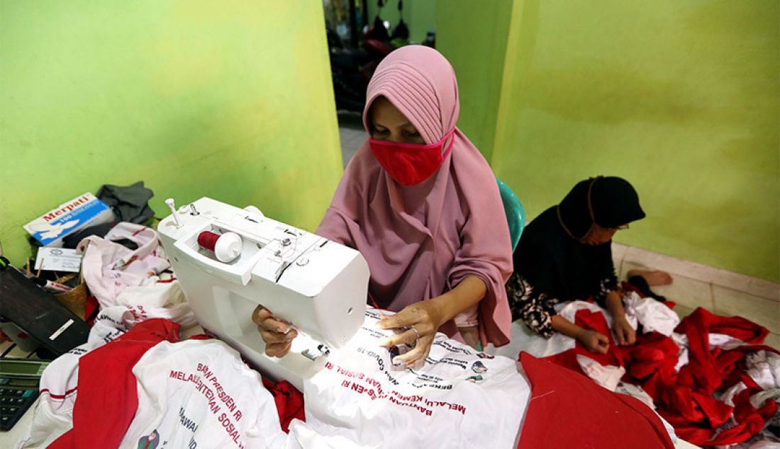 Warga membuat umbul-umbul bendera dari tas bantuan Presiden di Jalan Caringin RT3/1, Kelurahan Bedahan, Kecamatan Sawangan Kota Depok, Kamis (6/8). Mereka mebuat umbul-umbul tersebut untuk menyambut HUT ke 75 Kemerdekaan RI. - JPNN.com