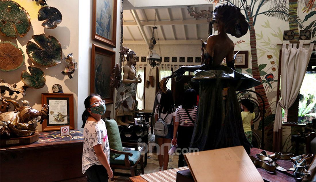 Anak-anak melihat patung-patung yang terbuat dari keramik di museum F. Widayanto Beji, Depok, Kamis (6/8). Sambut new normal masa pandemi covid-19, Wisata edukasi rumah keramik kembali dibuka dengan mematuhi protokol kesehatan. - JPNN.com