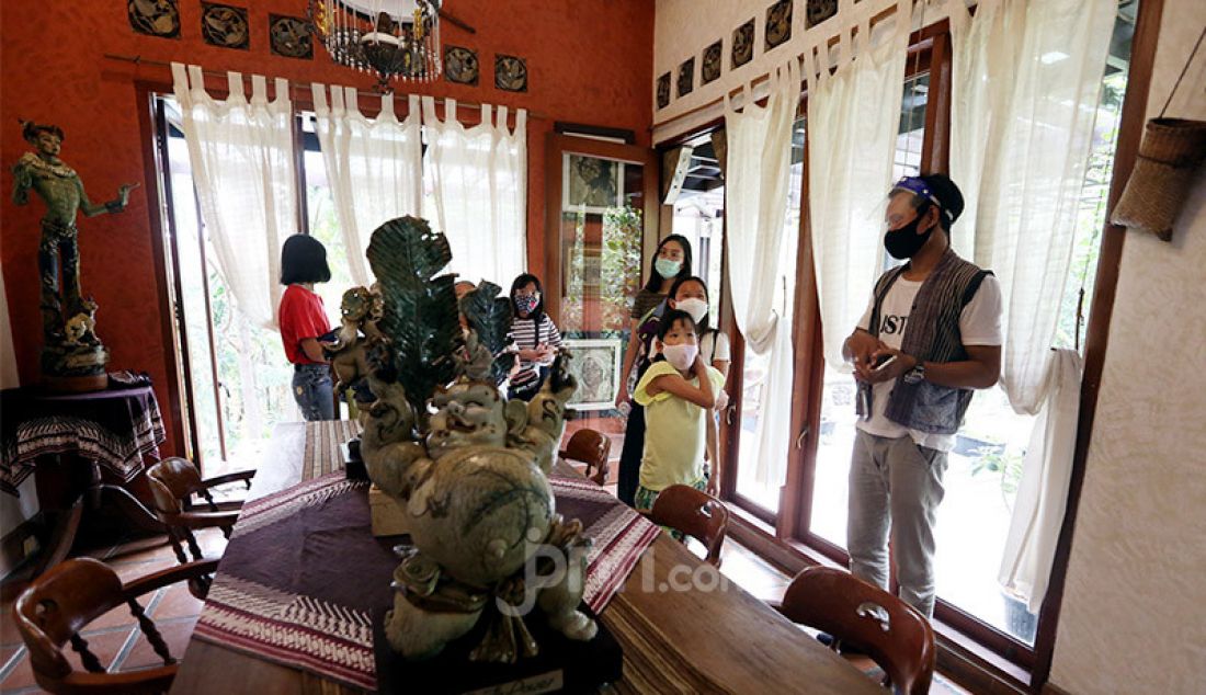 Petugas memakai face shield dan masker saat menunjukkan patung-patung yang terbuat dari keramik kepada anak-anak di museum F. Widayanto Beji, Depok, Kamis (6/8). Sambut new normal masa pandemi covid-19, Wisata edukasi rumah keramik kembali dibuka dengan mematuhi protokol kesehatan. - JPNN.com