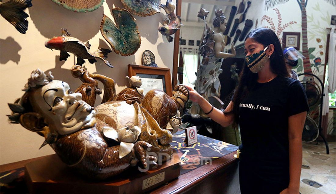 Petugas memakai face shield dan masker saat menunjukkan patung-patung yang terbuat dari keramik di museum F. Widayanto Beji, Depok, Kamis (6/8). Sambut new normal masa pandemi covid-19, Wisata edukasi rumah keramik kembali dibuka dengan mematuhi protokol kesehatan. - JPNN.com