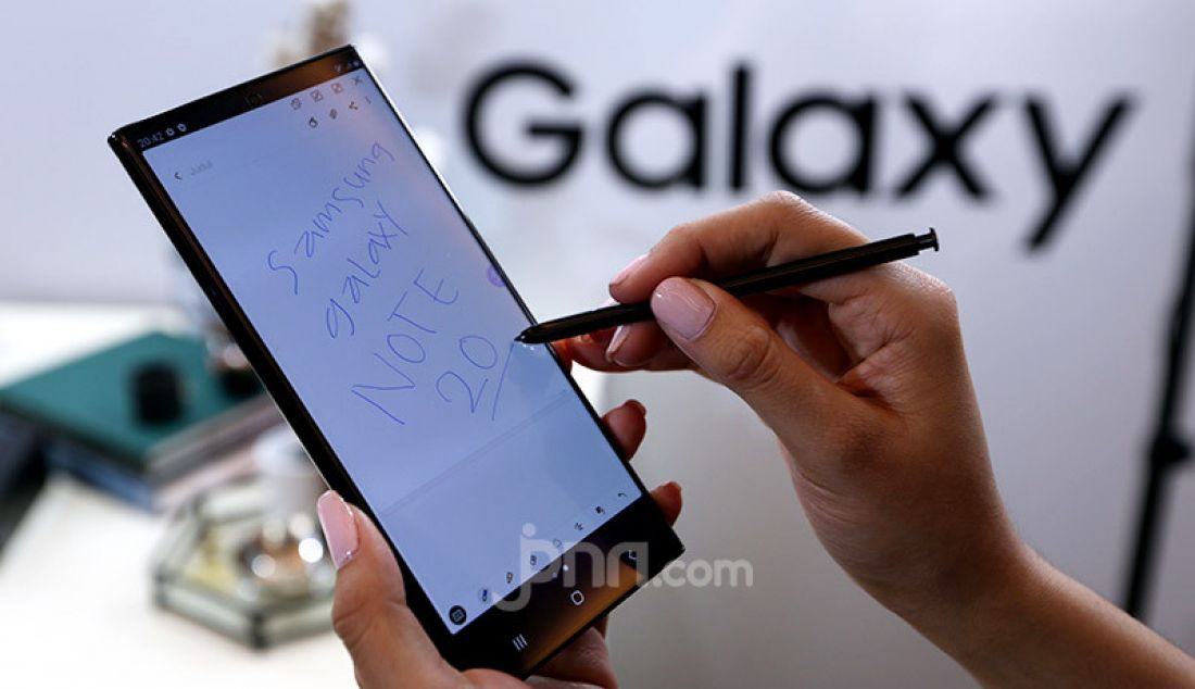 Samsung Galaxy First Look saat diperkenalkan di Jakarta, Jumat (7/8). Samsung Galaxy Note 20 Series memperbaharui fitur S Pen dengan tingkat akurasi dan respon yang lebih baik. Fitur baru Anywhere Actions dari S Pen membuat navigasi menjadi lebih mudah di saat menggunakan aplikasi apapun, selain itu S-Pen juga telah diintegrasikan dengan Microsoft Office dan bisa mengkonversi tulisan tangan menjadi teks. - JPNN.com