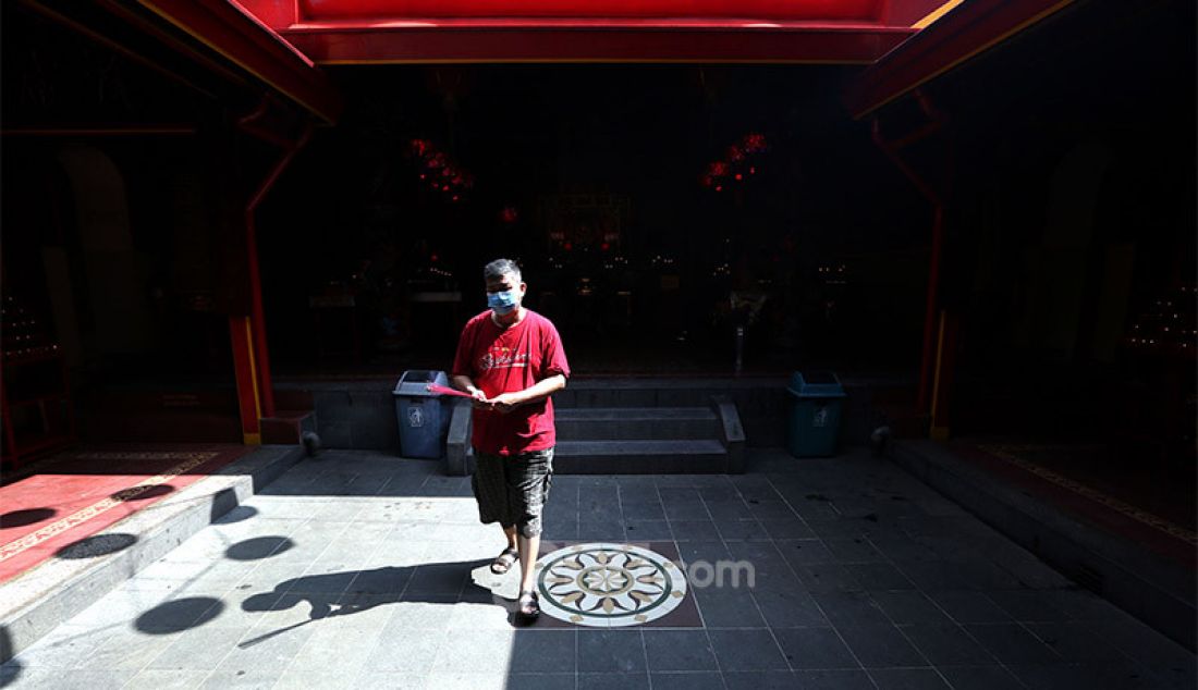Warga keturunan Tionghoa beribadah di Vihara Dhanagun, Kota Bogor, Jawa Barat, Minggu (9/8). Vihara Dhanagun kembali dibuka untuk umum dengan menerapkan protokol kesehatan. - JPNN.com