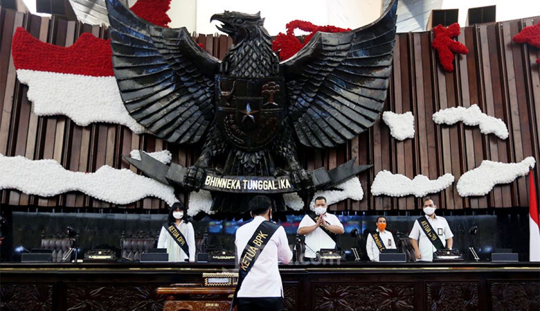 Karyawan mengikuti latihan prosesi Sidang Tahunan MPR di Gedung Nusantara, Komplek Parlemen, Senayan, Jakarta, Senin (10/8). Sidang Tahunan MPR yang mengagendakan laporan lembaga tinggi negara dan pidato penyampaian APBN oleh Presiden Jokowi tersebut akan berlangsung pada Hari Jum'at 14 Agustus 2020 mendatang. - JPNN.com