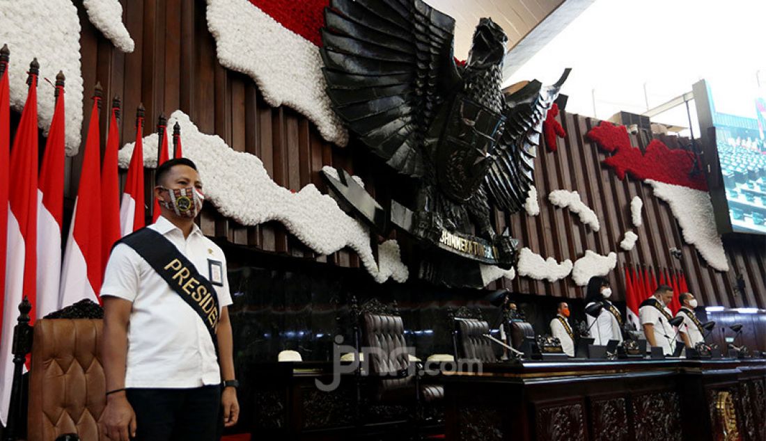 Karyawan mengikuti latihan prosesi Sidang Tahunan MPR di Gedung Nusantara, Komplek Parlemen, Senayan, Jakarta, Senin (10/8). Sidang Tahunan MPR yang mengagendakan laporan lembaga tinggi negara dan pidato penyampaian APBN oleh Presiden Jokowi tersebut akan berlangsung pada Hari Jum'at 14 Agustus 2020 mendatang. - JPNN.com