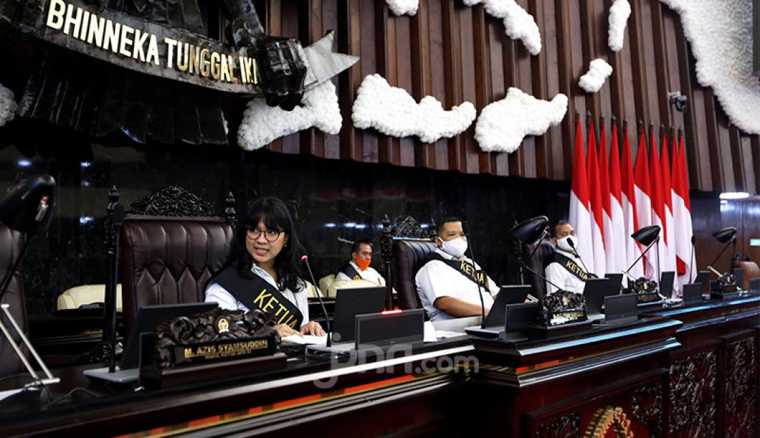 Karyawan mengikuti latihan prosesi Sidang Tahunan MPR di Gedung Nusantara, Komplek Parlemen, Senayan, Jakarta, Senin (10/8). Sidang Tahunan MPR yang mengagendakan laporan lembaga tinggi negara dan pidato penyampaian APBN oleh Presiden Jokowi tersebut akan berlangsung pada Hari Jum'at 14 Agustus 2020 mendatang. - JPNN.com