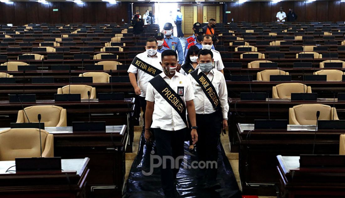 Karyawan mengikuti latihan prosesi Sidang Tahunan MPR di Gedung Nusantara, Komplek Parlemen, Senayan, Jakarta, Senin (10/8). Sidang Tahunan MPR yang mengagendakan laporan lembaga tinggi negara dan pidato penyampaian APBN oleh Presiden Jokowi tersebut akan berlangsung pada Hari Jum'at 14 Agustus 2020 mendatang. - JPNN.com