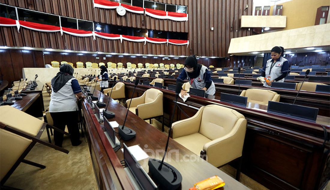 Sejumlah petugas membersihkan meja anggota dewan menjelang sidang tahunan MPR di Ruang Rapat Paripurna I, Komplek Parlemen, Senayan, Jakarta, Senin (10/8). - JPNN.com