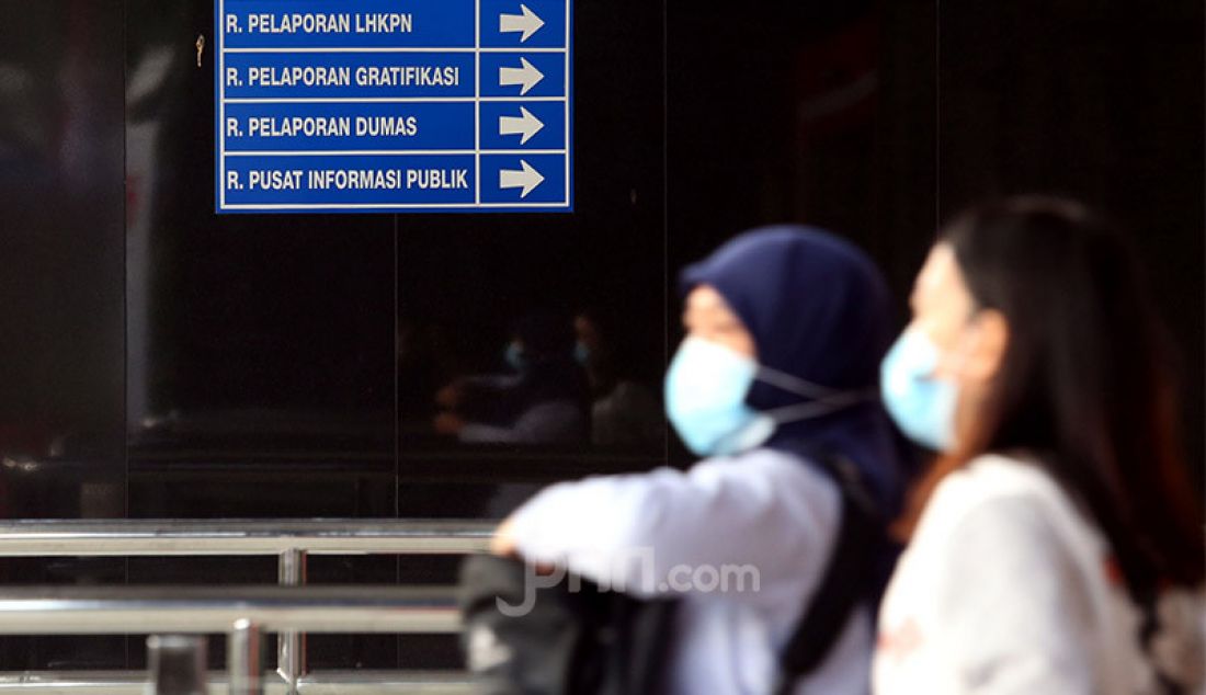 Pegawai saat meninggalkan Gedung KPK Merah Putih, Jakarta, Senin (10/8). Presiden Joko Widodo telah menerbitkan PP Nomor 41 Tahun 2020 Tentang Pengalihan Pegawai KPK Menjadi Pegawai Aparatur Sipil Negara (ASN). Dengan adanya aturan tersebut, status pegawai Komisi Pemberantasan Korupsi (KPK) kini resmi menjadi ASN. - JPNN.com