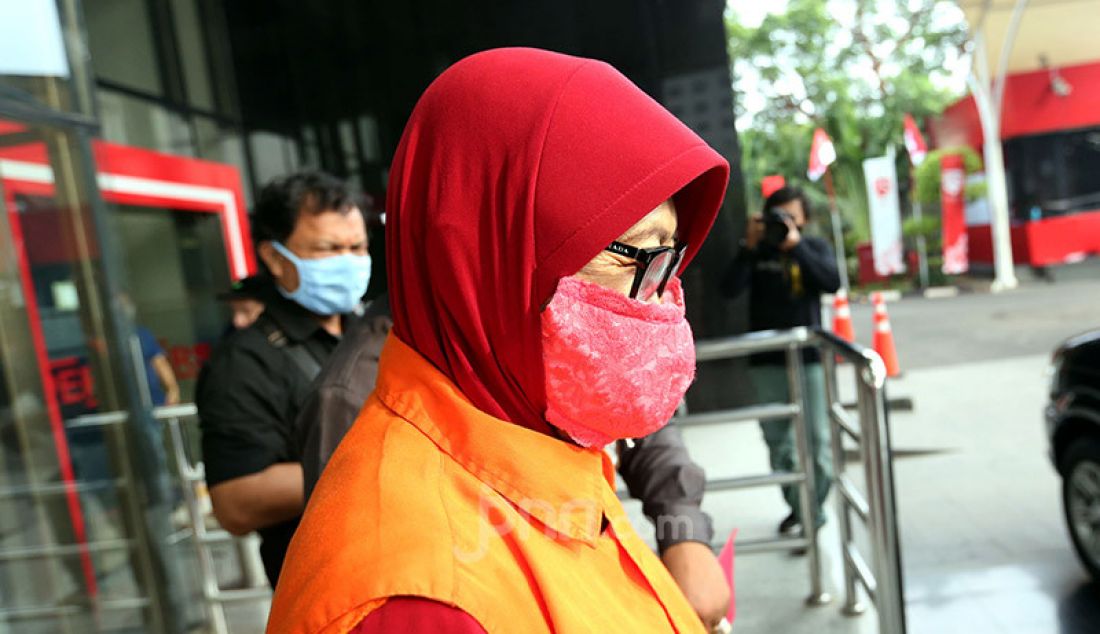 Tersangka mantan anggota DPRD Provinsi Sumatera Utara Ida Budiningsi usai menjalani pemeriksaan di gedung KPK, Jakarta, Senin (10/8). Ida Budiningsi sebagai tersangka terkait kasus suap dari mantan Gubernur Sumut Gatot Pujo Nugroho. - JPNN.com