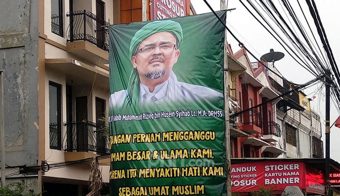 Spanduk Habib Rizieq Syihab terpampang di Jalan Raya Ciputat, Tangerang Selatan, Banten, Rabu (12/8). - JPNN.com