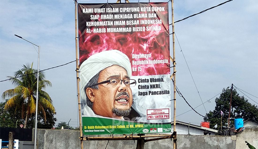 Spanduk Habib Rizieq Syihab terpampang di Jalan Raya Cipayung Jaya, Depok Jawa Barat, Rabu (12/8). - JPNN.com