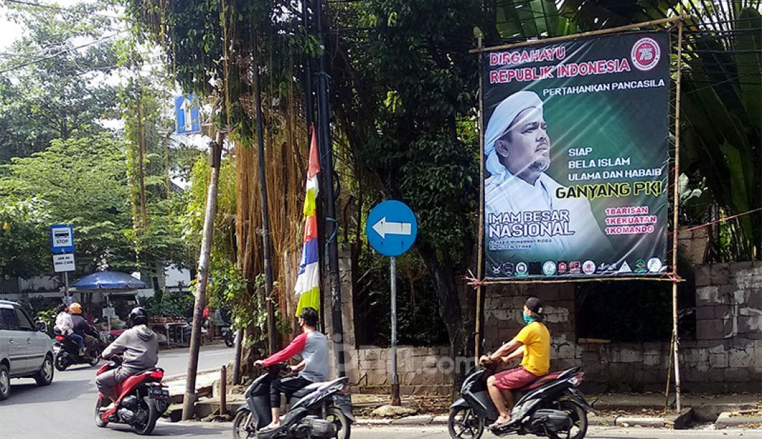 Pengendara sepeda motor melintasi spanduk Habib Rizieq Syihab di Jalan Saco Ragunan, Jakarta Selatan, Rabu (12/8). - JPNN.com