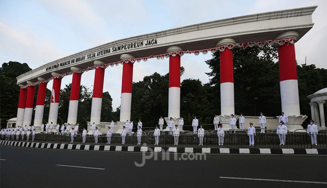 Sejumlah Camat dan Lurah Se-Bogor mengikuti acara Parade Camat dan Lurah yang dimulai dari rumah dinas Wali Kota Bogor menuju Lawang Salapan, Kota Bogor (17/8). Acara tersebut merupakan rangkaian Festival Merah Putih yang dipimpin Walikota Bogor Bima Arya. - JPNN.com