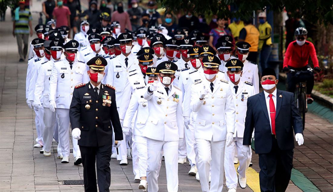 Sejumlah Camat dan Lurah Se-Bogor mengikuti acara Parade Camat dan Lurah yang dimulai dari rumah dinas Wali Kota Bogor menuju Lawang Salapan, Kota Bogor (17/8). Acara tersebut merupakan rangkaian Festival Merah Putih yang dipimpin Walikota Bogor Bima Arya. - JPNN.com