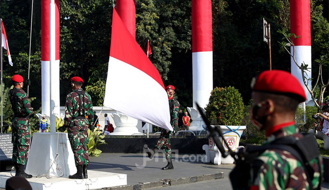 Parade Camat dan Lurah yang dimulai dari rumah dinas Wali Kota Bogor menuju Lawang Salapan, Kota Bogor (17/8). Acara tersebut merupakan rangkaian Festival Merah Putih yang dipimpin Walikota Bogor Bima Arya. - JPNN.com